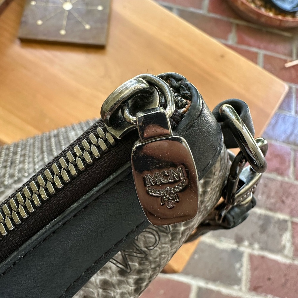 MCM BLACK LEATHER WITH WRISTLET MACBOOK POUCH/BAG 🌟AUTHENTIC 🌟 - Picture 9 of 13